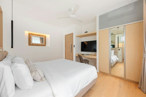 Bedroom 3 with Smart TV, desk and mirrored wardrobe