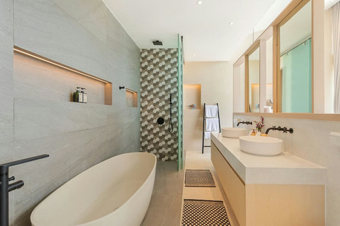 En-suite with freestanding bathtub and rain shower