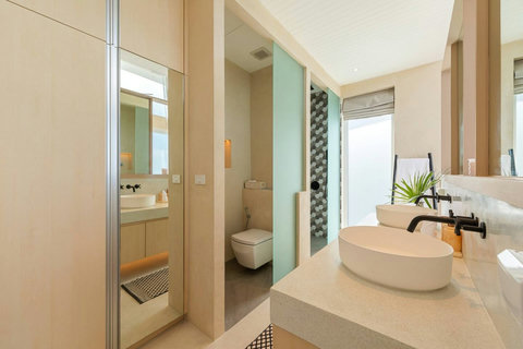 Walk-in shower and WC