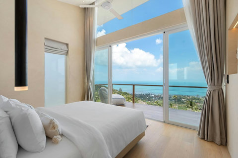 Bedroom 2: wake up to the sea