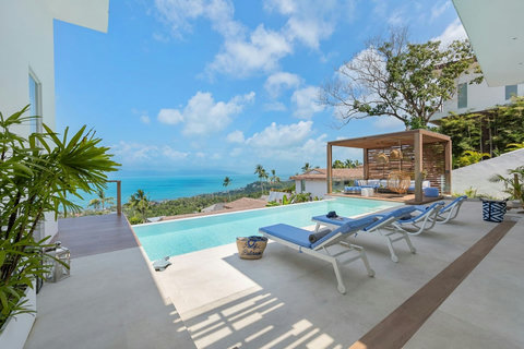Sun deck, pool and sala