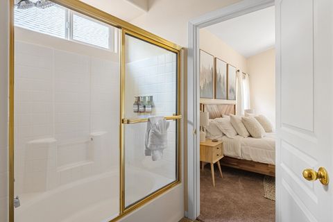 Large full bathroom connected to the main room. Shower comes with shampoo, conditioner and bodywash provided. Lots of natural lighting.