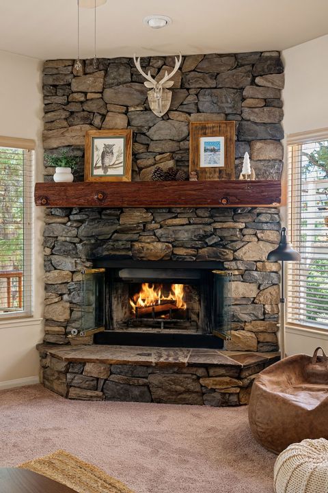 Gas lighted wood, burning fireplace. There are plenty of local businesses that guests can purchase wood from along Big Bear Boulevard. Some guests bring their wood up the mountain too. 