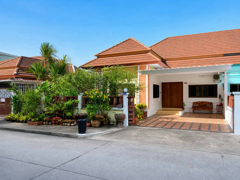 บริเวณหน้าบ้าน