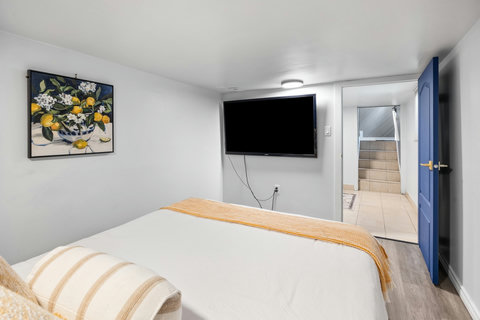 Bedroom 4 Queen