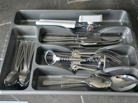 [Communal Kitchen] Cutlery, can opener, wine opener provided