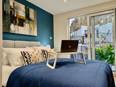 Double bed, 40" Smart TV, Wifi, Dining area, Workspace, Ensuite bathroom, Wardrobe, Hangers, Hair dryer