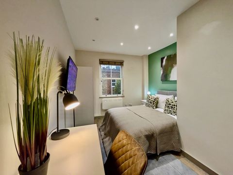 Double Bed ·Smart TV · Wifi · Workspace · Ensuite Bathroom · Wardrobe · Hangers · Hair Dryer