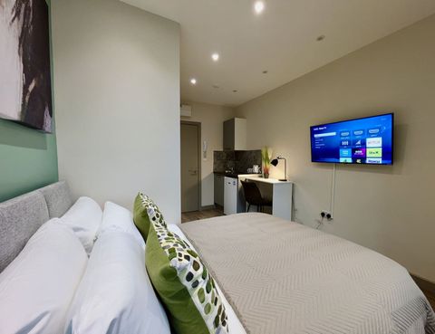 Double Bed ·Smart TV · Wifi · Workspace · Ensuite Bathroom · Wardrobe · Hangers · Hair Dryer