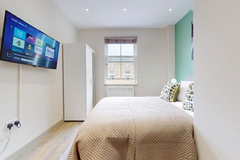 Double Bed ·Smart TV · Wifi · Workspace · Ensuite Bathroom · Wardrobe · Hangers · Hair Dryer