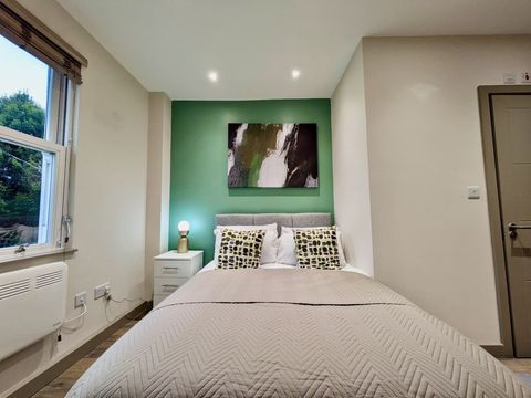 Double Bed ·Smart TV · Wifi · Workspace · Ensuite Bathroom · Wardrobe · Hangers · Hair Dryer