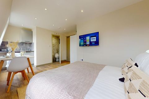 Double bed, Smart TV, Wifi, Dining area, Workspace, Ensuite bathroom, Wardrobe, Hangers, Hair dryer