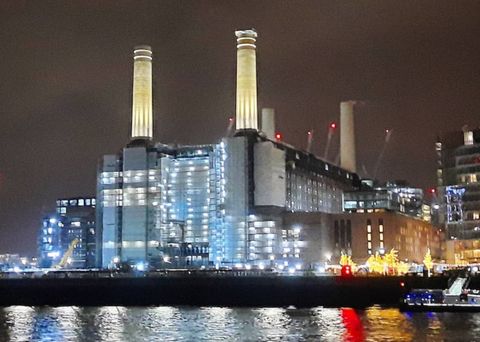 Just a 20-minute walk to the iconic Battersea Power Station, where you can explore its vibrant dining options, unique shops, and cultural attractions, all set against the stunning backdrop of this historic landmark.