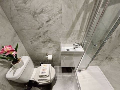 Indulge in a stylish, contemporary bathroom featuring top-quality fixtures. Enjoy fresh towels, luxurious shower gel, conditioner, shampoo, soap, and a hair dryer, all designed for your ultimate comfort and convenience.