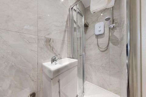 Enjoy a modern bathroom stocked with fresh, plush towels and premium toiletries, including luxurious shower gel, shampoo, conditioner, and soap. Everything you need for a comfortable and pampering experience.