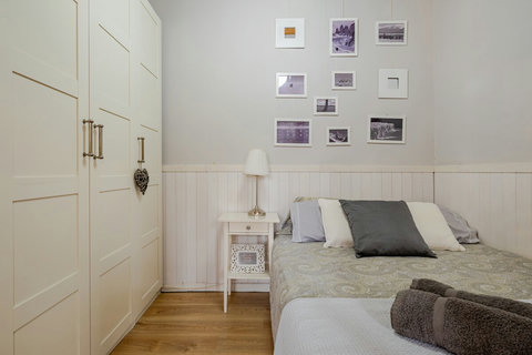 HABITACION PRINCIPAL CON CAMA DOBLE Y ARMARIO DOBLE