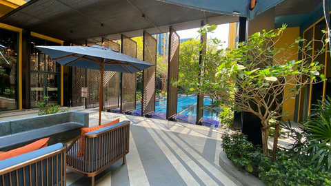 Enjoy the Pool with table, chairs and free wifi