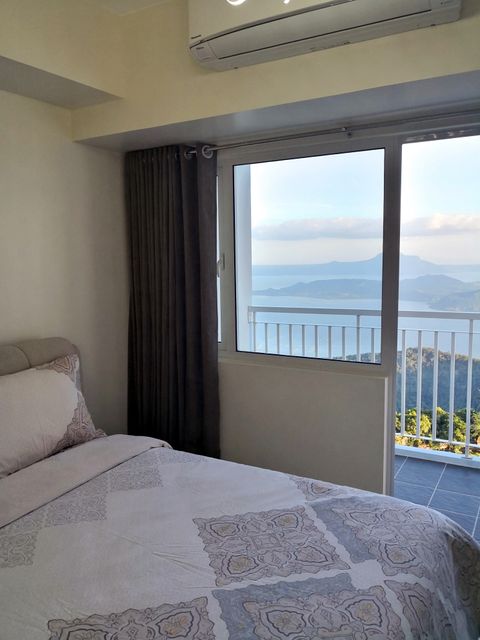 Bedroom with Taal lake view