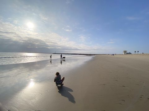Salt in the air, sand in my hair, love in my heart ...
Pic on Silver Strand right by this home. 