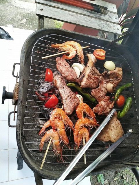 There is a BBQ grill at the patio.