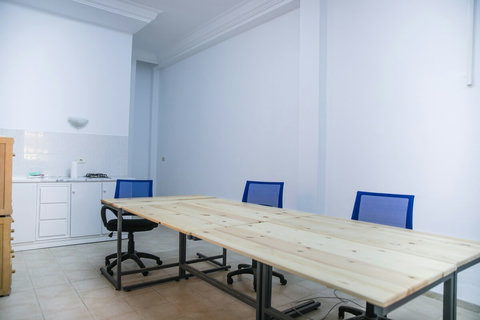 Espace calme avec Wi-Fi rapide et bureau. Idéal pour télétravailler à Djerba dans une ambiance inspirante et conviviale.
