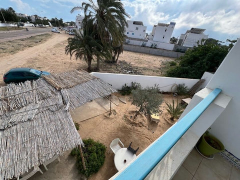 Terrasse ensoleillée et grand jardin avec coin détente et barbecue. Parfait pour lire, échanger ou admirer le coucher de soleil.