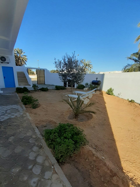 Terrasse ensoleillée et grand jardin avec coin détente et barbecue. Parfait pour lire, échanger ou admirer le coucher de soleil.
