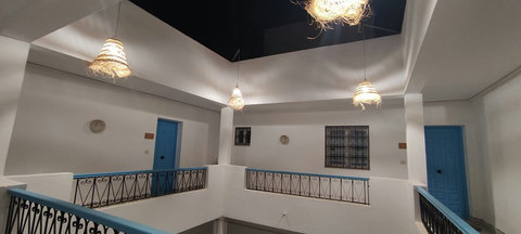 Patio spacieux et ensoleillé, idéal pour se détendre, travailler ou partager un café. Entouré de verdure, il offre une ambiance paisible et conviviale au cœur de Djerba.