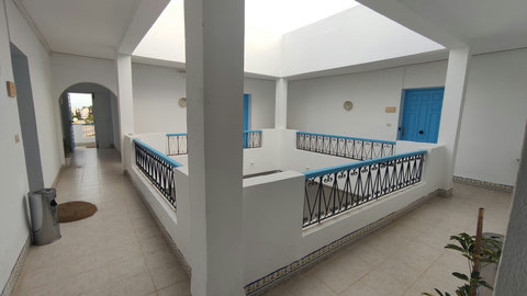 Patio spacieux et ensoleillé, idéal pour se détendre, travailler ou partager un café. Entouré de verdure, il offre une ambiance paisible et conviviale au cœur de Djerba.