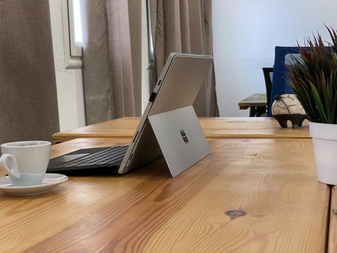 Espace calme avec Wi-Fi rapide et bureau. Idéal pour télétravailler à Djerba dans une ambiance inspirante et conviviale.