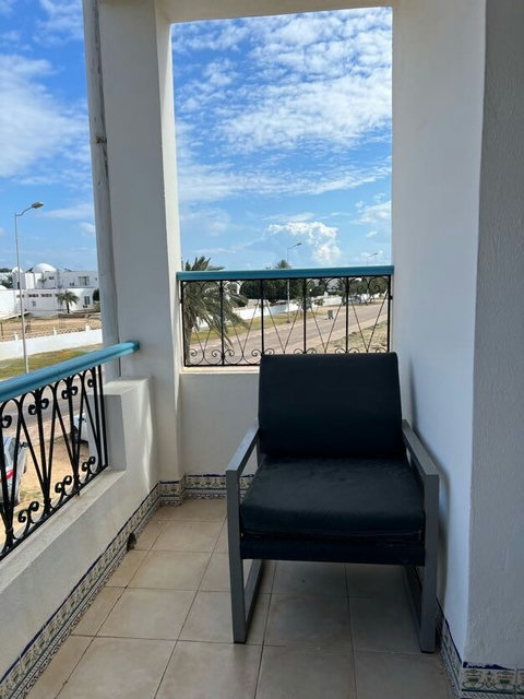 Le balcon offre une vue magnifique sur des espaces verts et représente une excellente option pour se détendre en plein air.