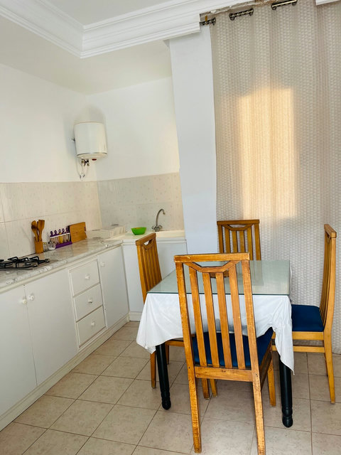 Espace repas lumineux avec table et chaises confortables, parfait pour savourer vos plats faits maison.