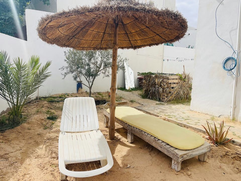 Terrasse ensoleillée et grand jardin avec coin détente et barbecue. Parfait pour lire, échanger ou admirer le coucher de soleil.