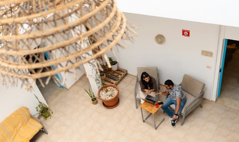 Patio spacieux et ensoleillé, idéal pour se détendre, travailler ou partager un café. Entouré de verdure, il offre une ambiance paisible et conviviale au cœur de Djerba.