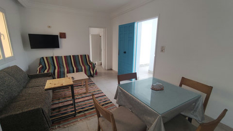 Espace repas lumineux avec table et chaises confortables, parfait pour savourer vos plats faits maison ou partager un moment convivial entre voyageurs dans une ambiance détendue.