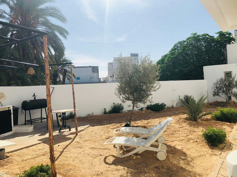 Grand jardin avec coin détente et barbecue. Parfait pour lire, échanger ou admirer le coucher de soleil.