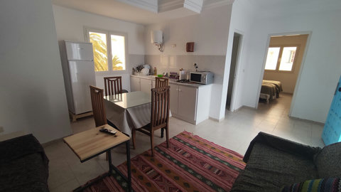 Espace repas lumineux avec table et chaises confortables, parfait pour savourer vos plats