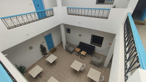 Patio spacieux et ensoleillé, idéal pour se détendre, travailler ou partager un café. Entouré de verdure, il offre une ambiance paisible et conviviale au cœur de Djerba.