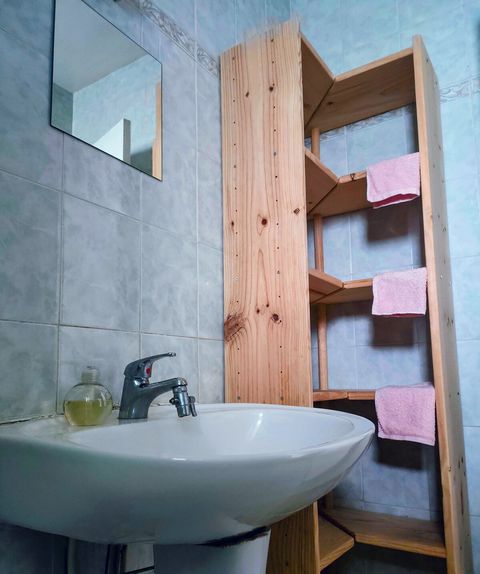 Coin salle de bain
+lavabo 
+sèche-cheveux
+savon mains