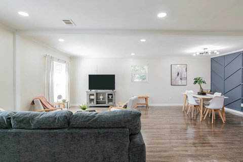 Sleek & Professional

Light-filled living room featuring comfortable seating and modern decor

Expansive living area with elegant finishes and a warm, open layout

Welcoming open-concept living room with stylish accent seating