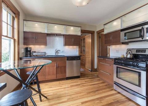 Another picture of our fully equipped kitchen. 