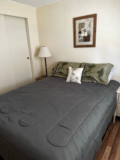 Queen spare room

