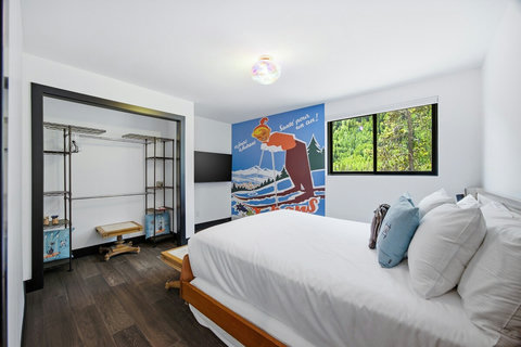 Every morning you wake up in this home you will be greeted with bright colors and a zest for life. Full bathroom is just steps away in the hall