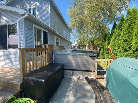 Hot tub with privacy screen facing the road