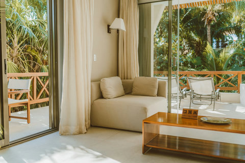 SUPERIOR DELUXE SUITE - Indoor-outdoor tropical living.