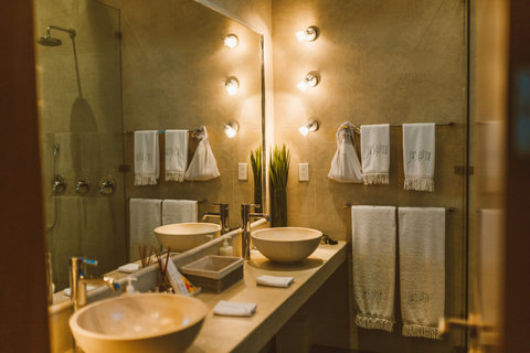 SUPERIOR DELUXE SUITE - Stylish double-sink vanity.