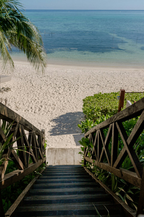 PRIVATE BEACH & BAY - Stairway to the beach