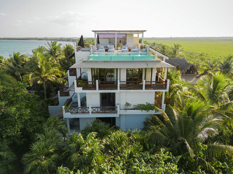 SWIMMING POOL - Rooftop pool & lounge deck