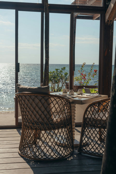 PANDANO RESTAURANT - Wicker chairs, great ocean view