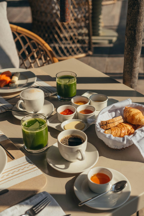 PANDANO RESTAURANT - Tropical breakfast reading